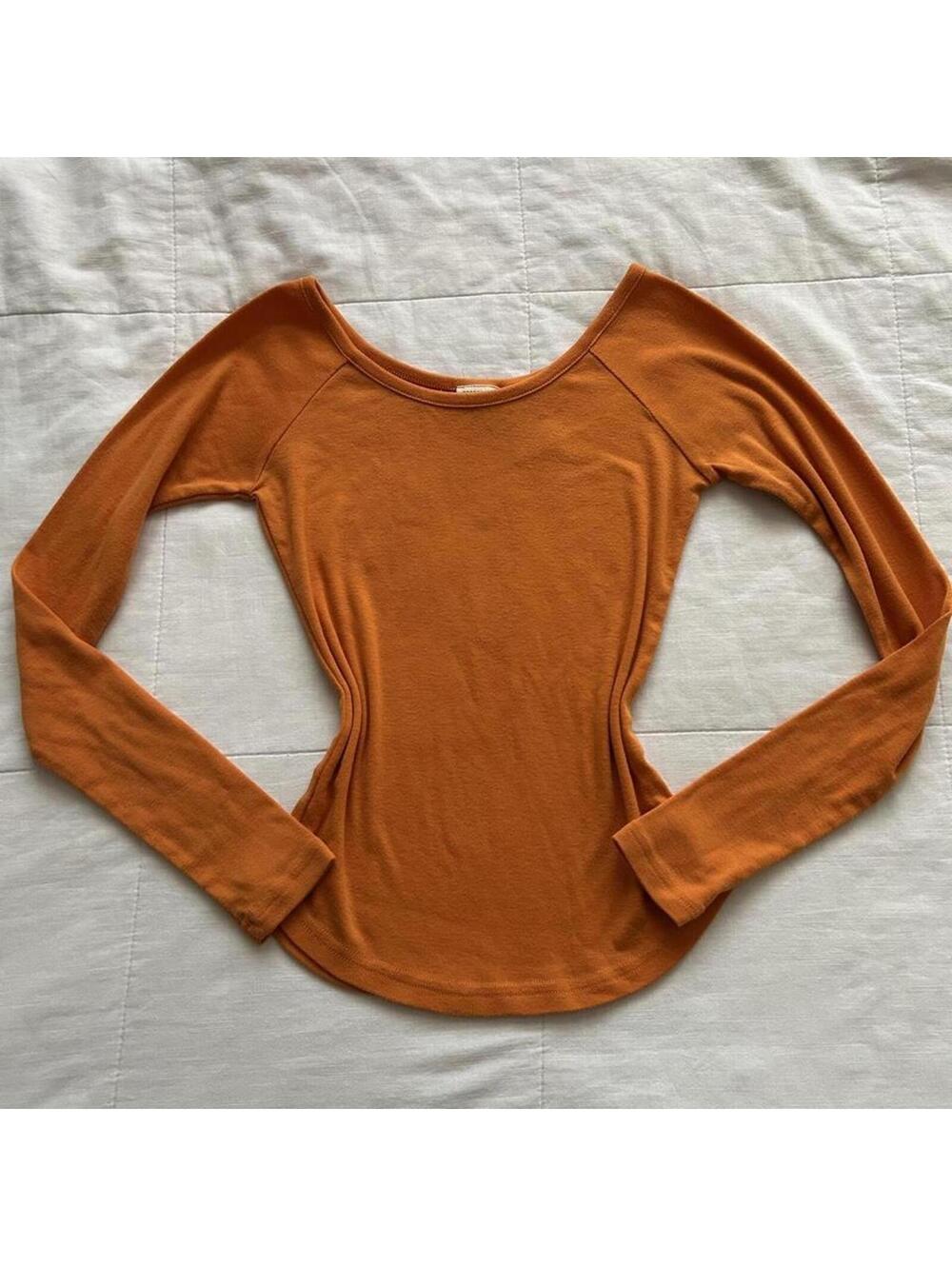 725 y2k Orange long sleeve raglan top with scoop neck and stretchy material